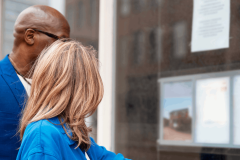 Avant de résilier le mandat exclusif, prenez le temps de discuter avec l'agent immobilier au sujet de votre bien, du prix et de la stratégie mise en place. © Iryna Melnyk - Getty images
