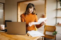 Femme rassemblant des documents administratifs.