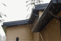 Tout propriétaire doit faire en sorte que l'eau provenant de son toit s'évacue sur son terrain ou sur la voie publique. © AscentXmedia - Getty images