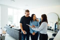 Visite d'un logement lors d'une vente entre particuliers.
