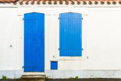 Petite maison aux volets bleus.