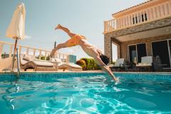 Piscine du voisin : bruit, éclaboussures, vis-à-vis… que dit la loi ?