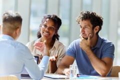 Un couple échange avec son banquier au cours d'un rendez-vous