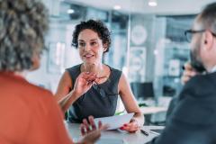 Un homme et une femme signent un contrat chez le notaire