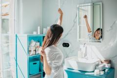 Routine matinale d’une femme asiatique dans une salle de bain lumineuse et moderne