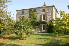 Pour la vente d'une maison, il est possible d'ajouter une clause de non-garantie de surface. © Ouchman - Getty images