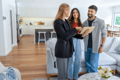 Prenez connaissance des différentes étapes pour vendre votre logement vite et bien. © courtneyk - Getty images