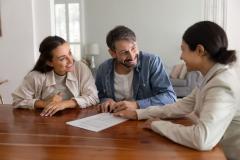Couple d'acheteurs signant un avant-contrat de vente. 