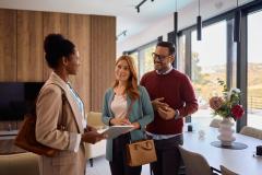 Couple d'acheteurs avec un agent immobilier. 