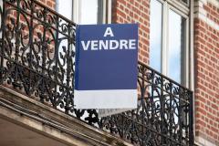 Panneau à Vendre sur la façade d'un immeuble. 