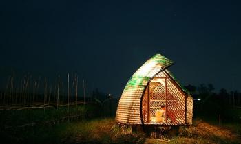 Un abri écologique construit avec des bouteilles en plastique et du bambou !