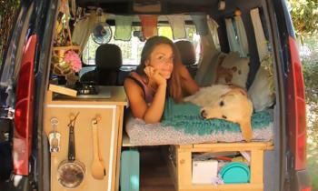 Elle transforme sa camionnette pour parcourir l'Europe avec son chien