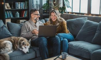 Couple qui choisit son assurance habitation