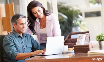 Un couple choisissant son assurance habitation en ligne