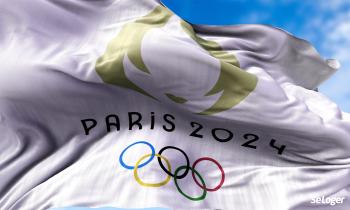 Un drapeau indiquant que les JO se dérouleront à Paris en 2024