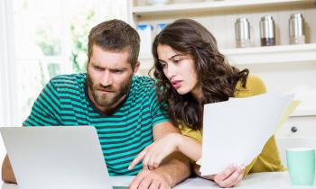 Un couple devant un ordinateur