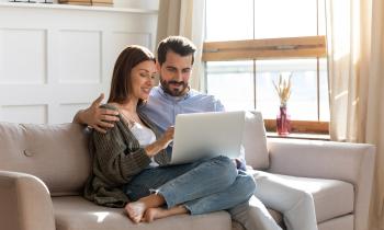 Un couple devant un ordinateur portable