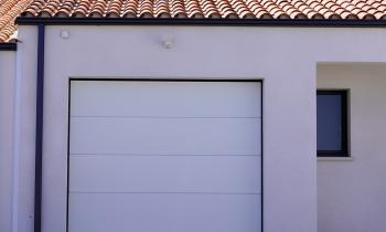 Une porte de garage