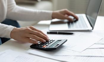Les frais de notaire 2023 s'élèvent à 2-3 % dans le neuf et 7-8 % dans l'ancien. © fizkes - Shutterstock