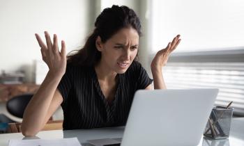 Une femme en colère devant son ordinateur