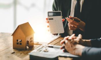 Il existe différents leviers permettant de réduire le coût de son crédit immobilier et de contrer la hausse des taux. © Daenin - Adobe Stock