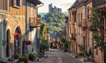 Une rue d'un village en France