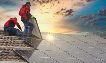 Les panneaux solaires permettent de couvrir en moyenne 20 % des besoins en électricité. © mmphoto - Adobe Stock