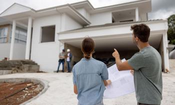 Un couple devant une maison