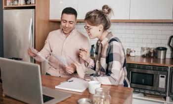 Il est nécessaire de tenir compte de différents critères pour choisir le bon prêt et le bon taux hypothécaires. © kate_sept2004 - Getty images