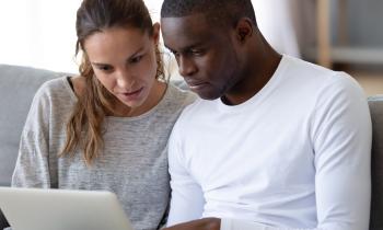 Un couple devant un ordinateur