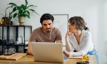 Un couple devant un ordinateur