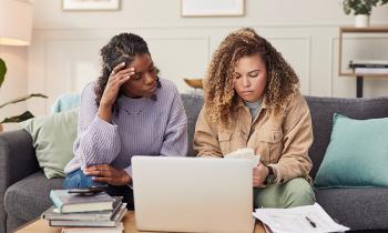 Deux femmes devant un ordinateur