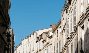 Dans de nombreuses agglomérations, la pénurie s’accentue sur le marché locatif. © JJFarquitectos - Getty Images