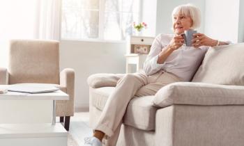 Investir dans une résidence service sénior permet de répondre à une demande croissante de logement dédiés aux personnes âgées autonomes. © Zinkevych - Getty images