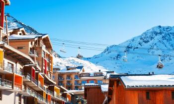 Qu’il s’agisse d’un studio ou d’un chalet, votre logement à la montagne doit être entretenu régulièrement. © Olga_Gavrilova – Getty Images