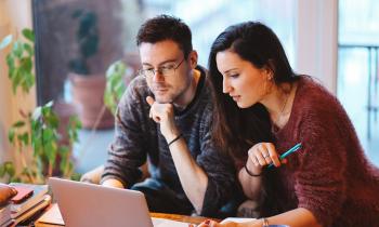 Un couple devant un ordinateur