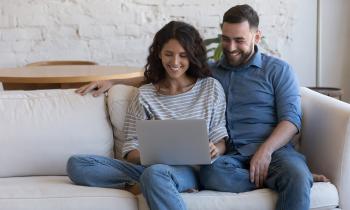 Un couple devant un ordinateur