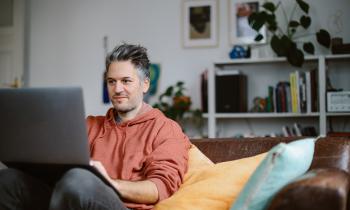 Un homme devant son ordinateur