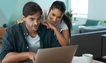 Un couple devant un ordinateur