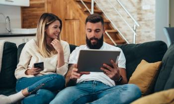 Un couple devant un ordinateur