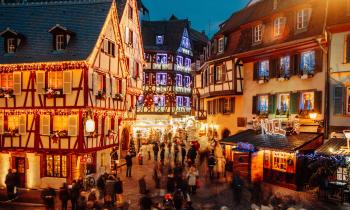 Vue sur une rue strasbourgeoise pendant la période de Noël