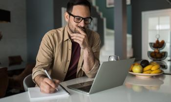 Un homme devant son ordinateur