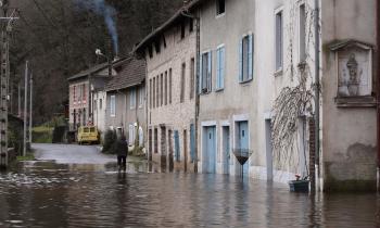 rue avec habitations inondée