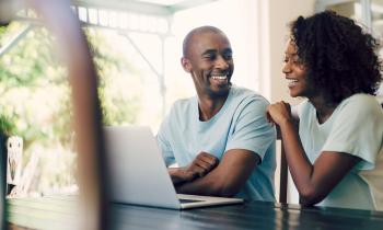 Un couple devant un ordinateur