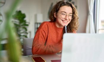 Une femme devant son ordinateur