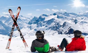 Un couple qui fait du ski