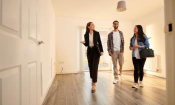 Une contre-visite est fortement conseillée avant même de faire une offre d’achat. © sturti – Getty Images