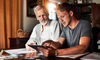 Il est possible de louer un logement à son enfant à condition de fixer un loyer cohérent par rapport au marché immobilier du secteur. © PeopleImages - Getty images