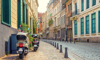 rue vieux Lille avec scooter en premier plan