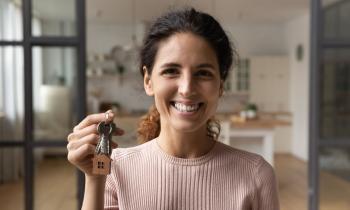 En France, il est toujours plus difficile d’accéder au logement quand on est une femme. © fizkes – Getty Images